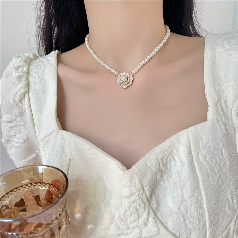 🌸 Kamelya Çiçekli Kolye – Asya Esintili Romantik Stil