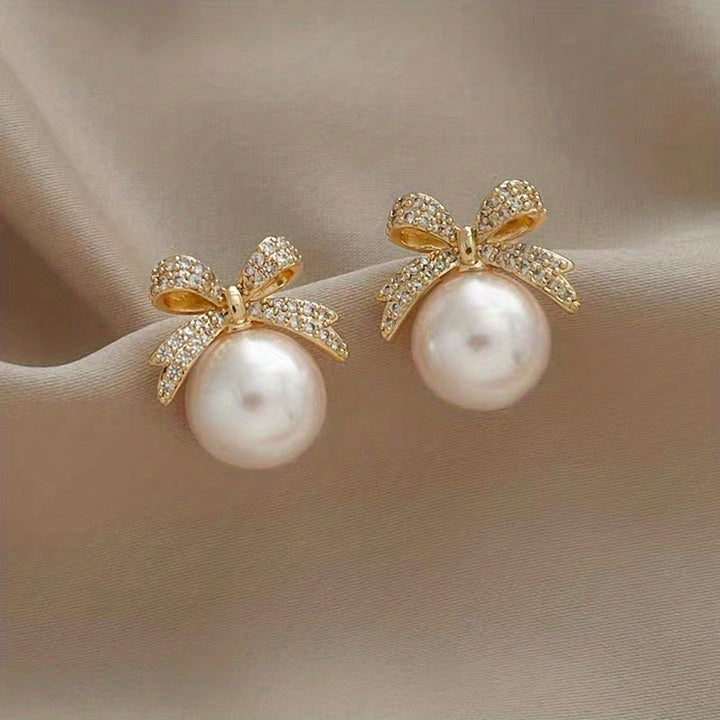 🎀 İnci & Fiyonk Detaylı Küpe – Retro Şıklığın Simgesi