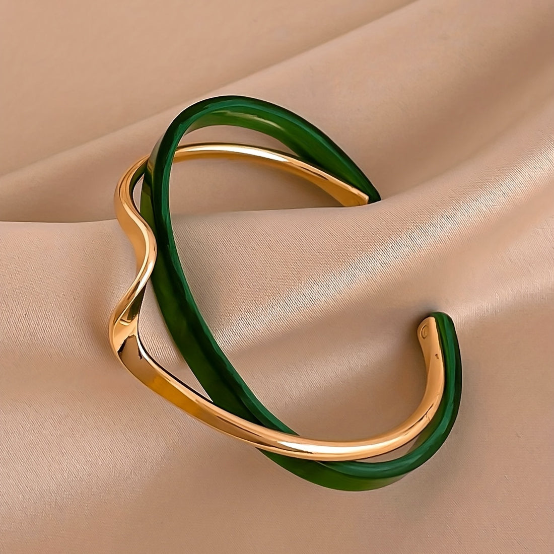 🌊 18K Altın Kaplama Dalga Bilezik – Minimalist Şıklık