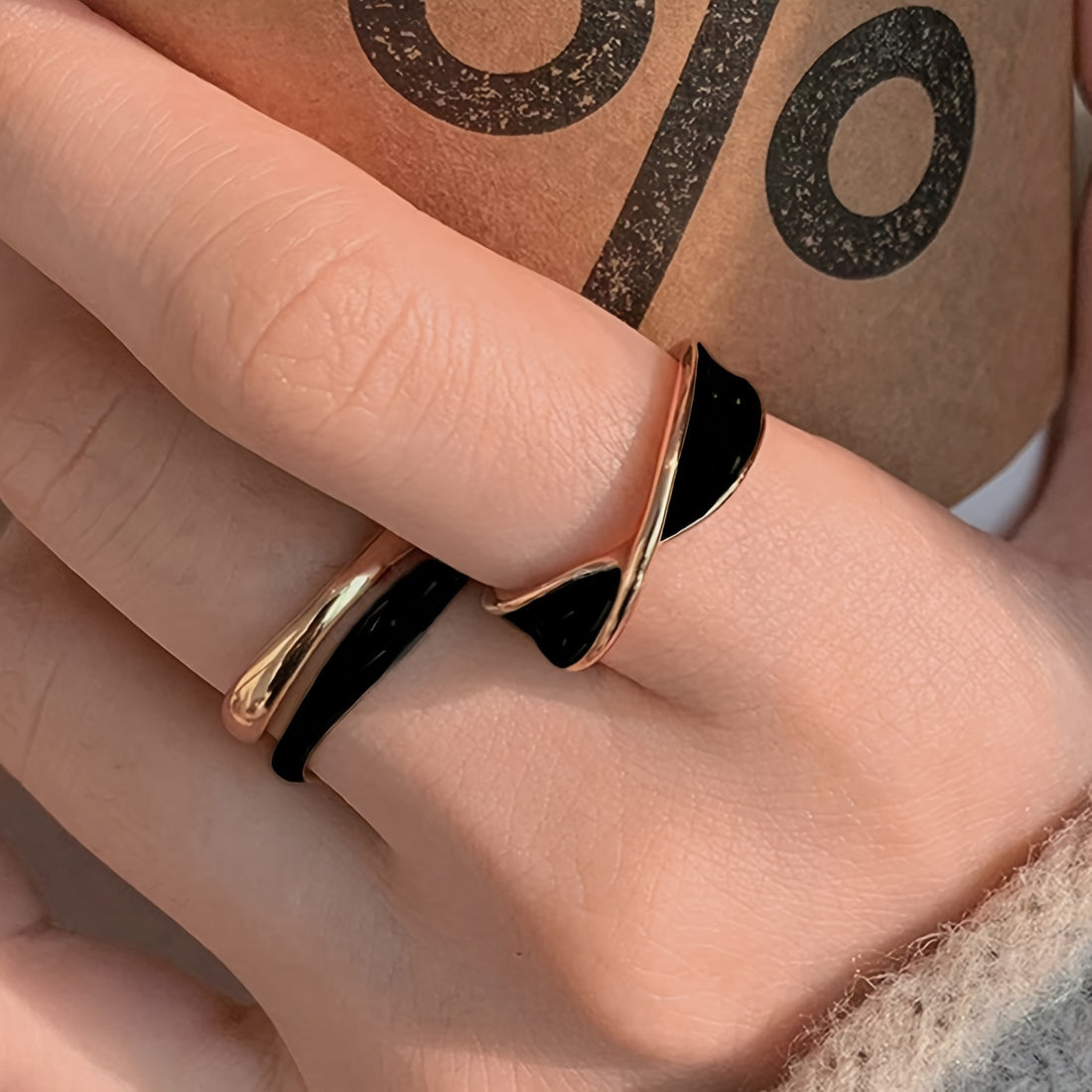 💍 2 Adet Minimalist Siyah & Altın Yüzük – Şık Günlük Kombinler