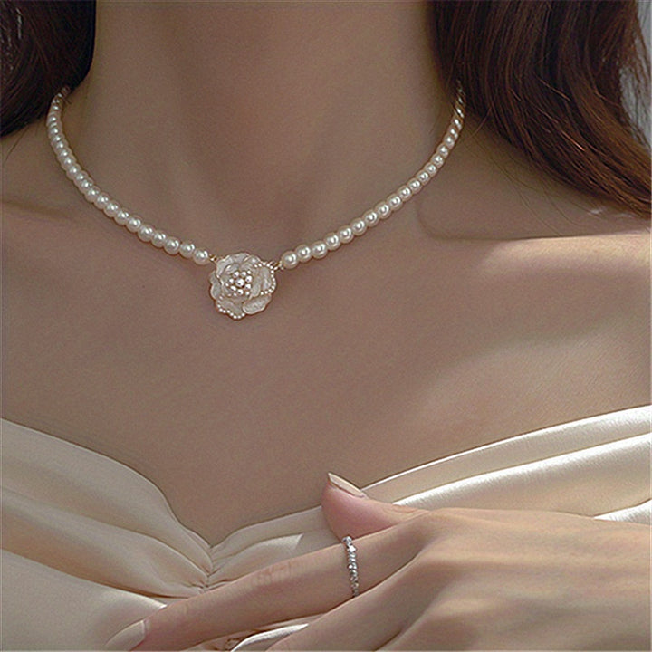 🌸 Kamelya Çiçekli Kolye – Asya Esintili Romantik Stil