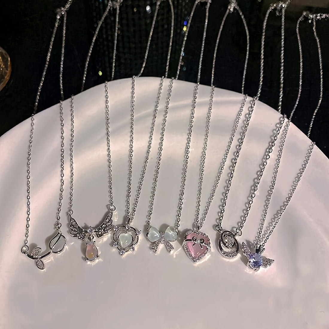 🎀 Renkli Aşk Fiyonk Kolye Seti – Parlak ve Eğlenceli Seçim