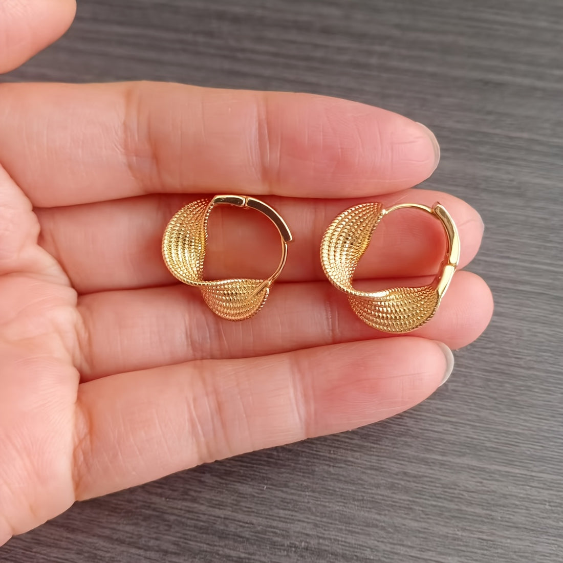 🌊 Dalga Tasarımlı Küpe – 14K Altın Kaplama Zarif Dokunuş