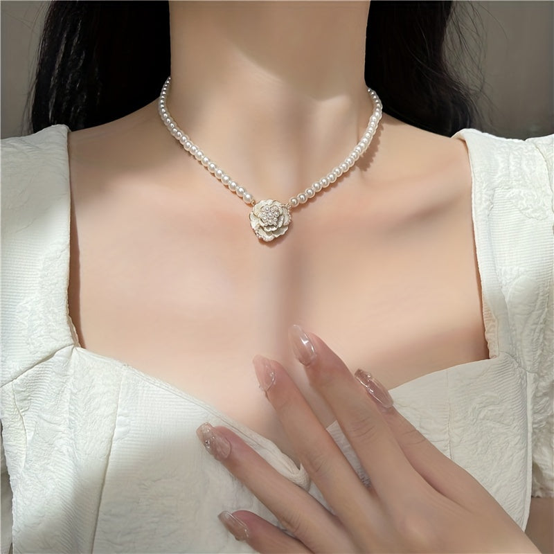 🌸 Kamelya Çiçekli Kolye – Asya Esintili Romantik Stil