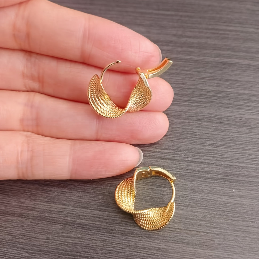 🌊 Dalga Tasarımlı Küpe – 14K Altın Kaplama Zarif Dokunuş