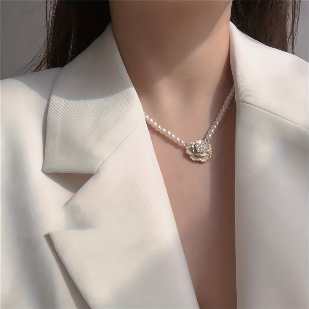 🌸 Kamelya Çiçekli Kolye – Asya Esintili Romantik Stil