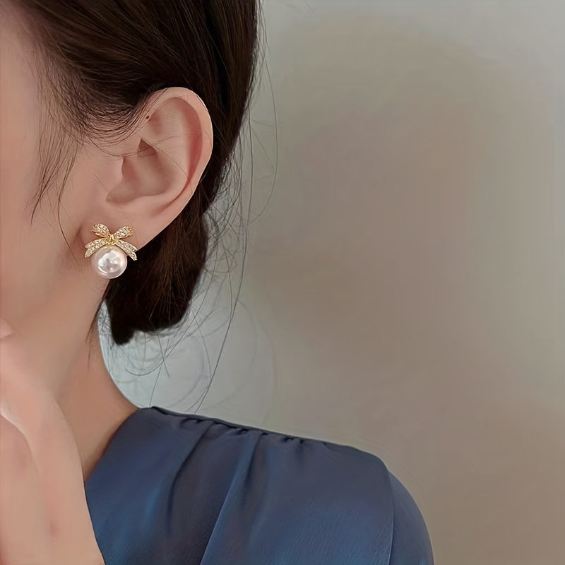 🎀 İnci & Fiyonk Detaylı Küpe – Retro Şıklığın Simgesi